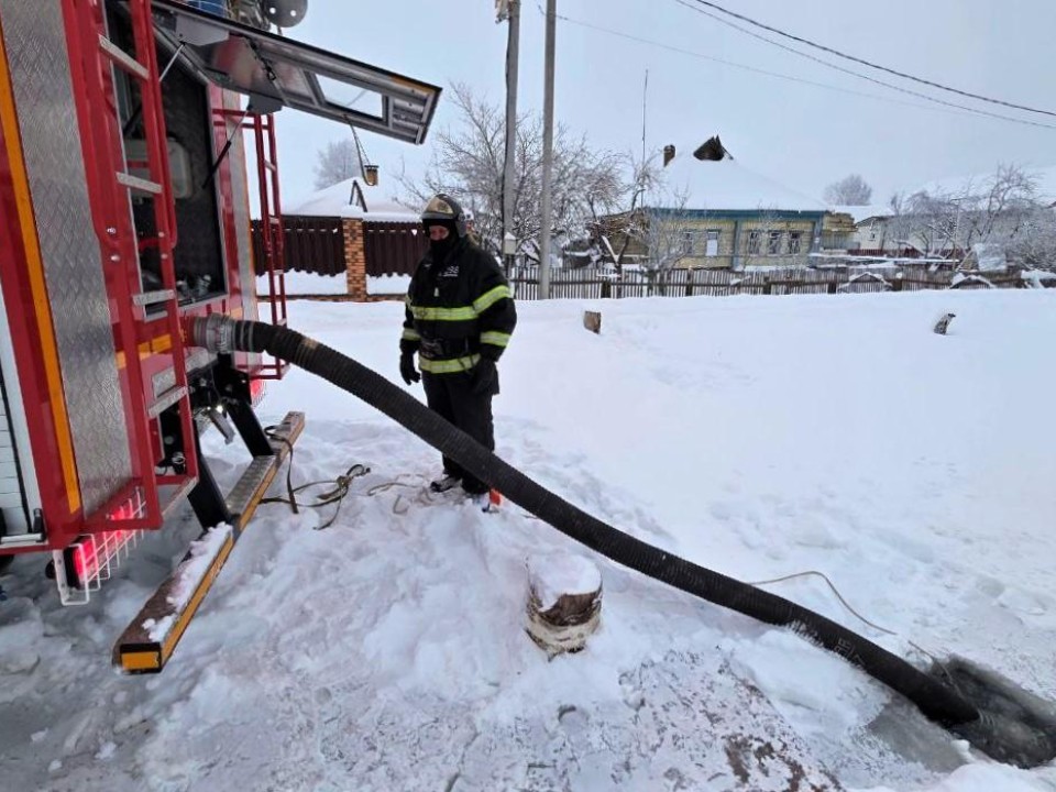 Ледяная логистика в Шаховской: пожарные показали, как добыть воду из зимнего пруда