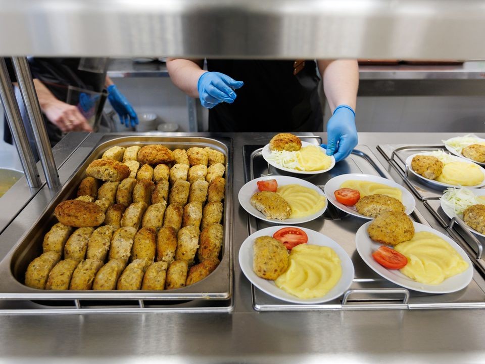 Бесплатным питанием предложили обеспечить всех школьников