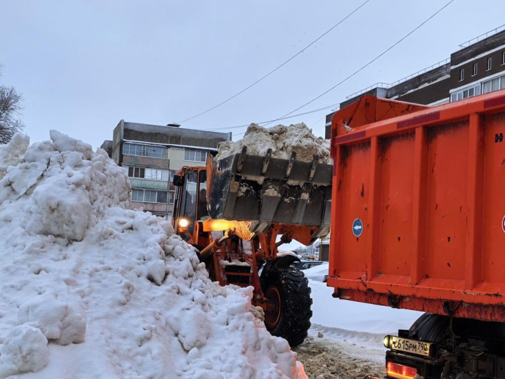 Более 160 рабочих и 68 единиц техники заняты в Серебряных Прудах на уборке «тяжелого» снега
