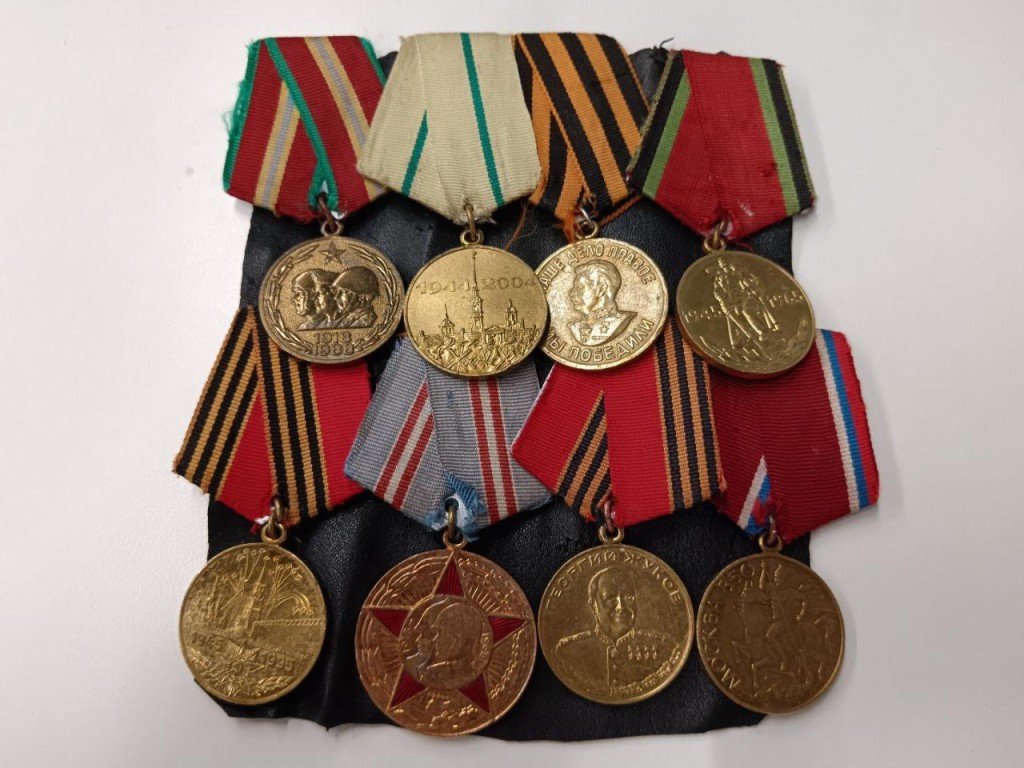 Среди мусора — ордена и медали: на сортировке отходов нашли ценные исторические реликвии СССР