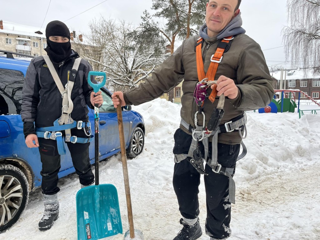 Альпинисты вышли на крыши Шатуры, чтобы убрать опасные сосульки