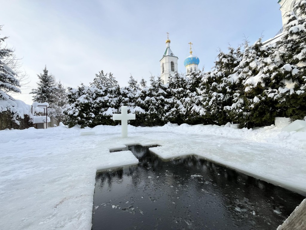 Святая вода и прорубь-крест: как в храме под Шатурой готовятся к ночному богослужению и омовениям