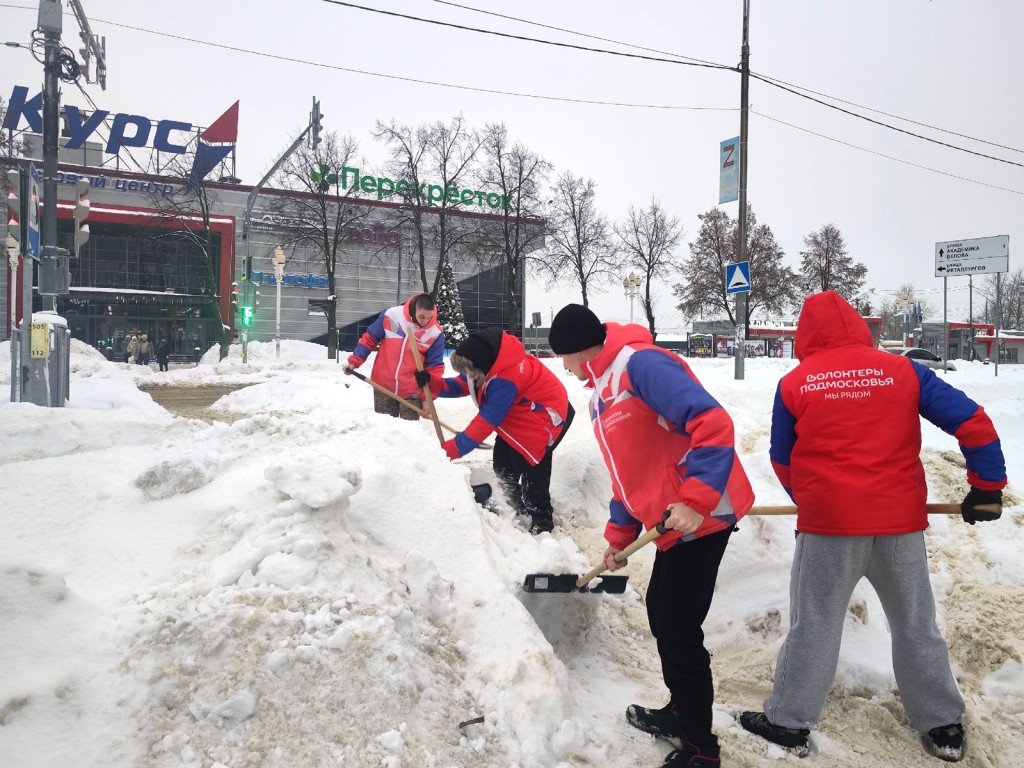 Волонтерский десант: добровольцы помогают коммунальщикам убирать снег в Ступине