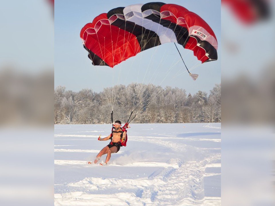 Экстремал выпрыгнул из самолета в одних шортах