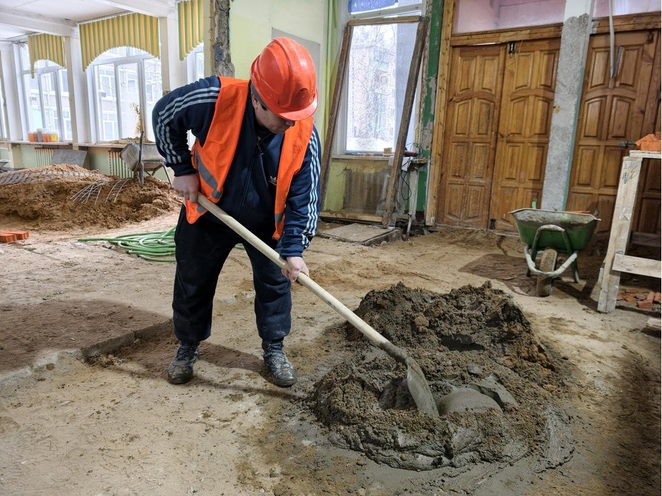 В школе №20 Орехово-Зуева работы по капремонту идут на всех этажах здания