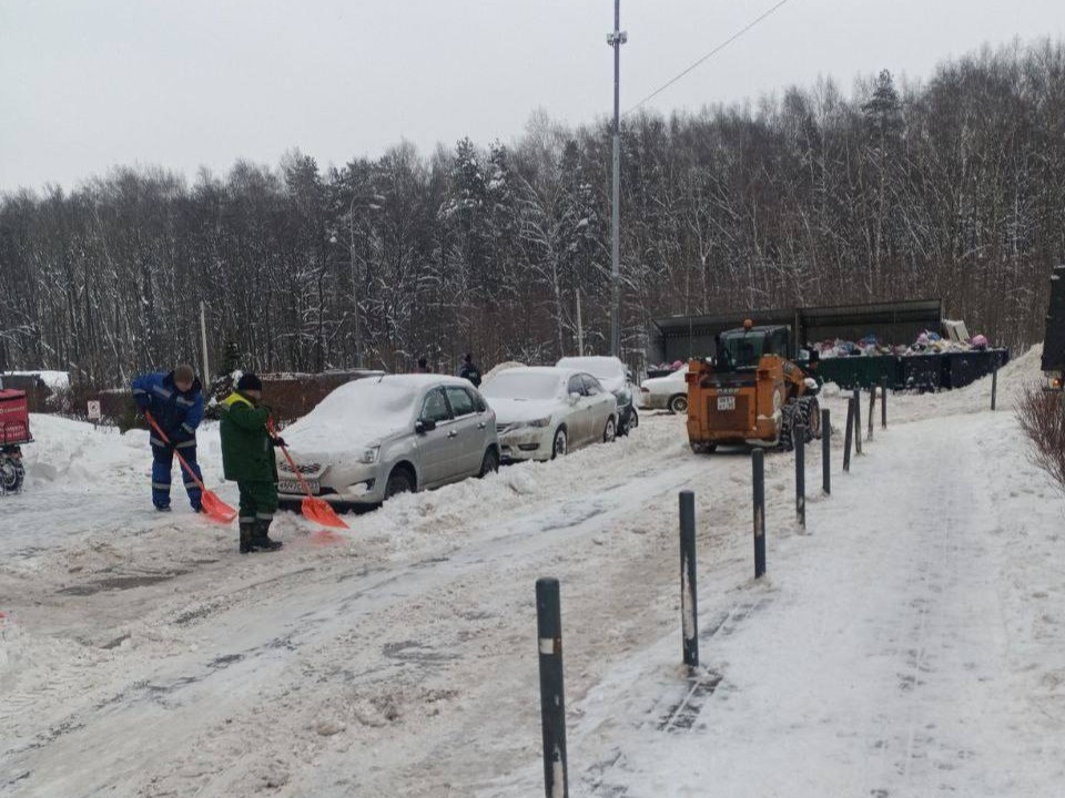 В Ленинском округе коммунальные службы вышли на расчистку территории от снега