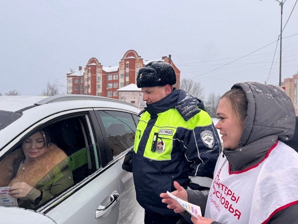 Госавтоинспекторы напомнили луховичанам, как зимой не попасть под колеса машин