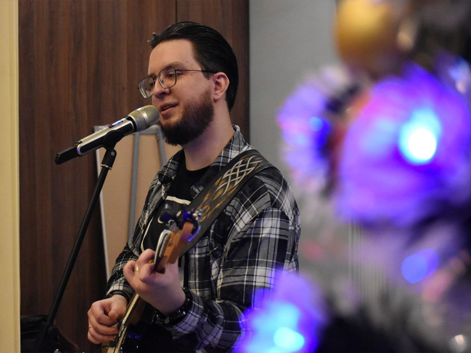 С музыкой в голове: бард из Москвы спел в Центральной библиотеке Зарайска