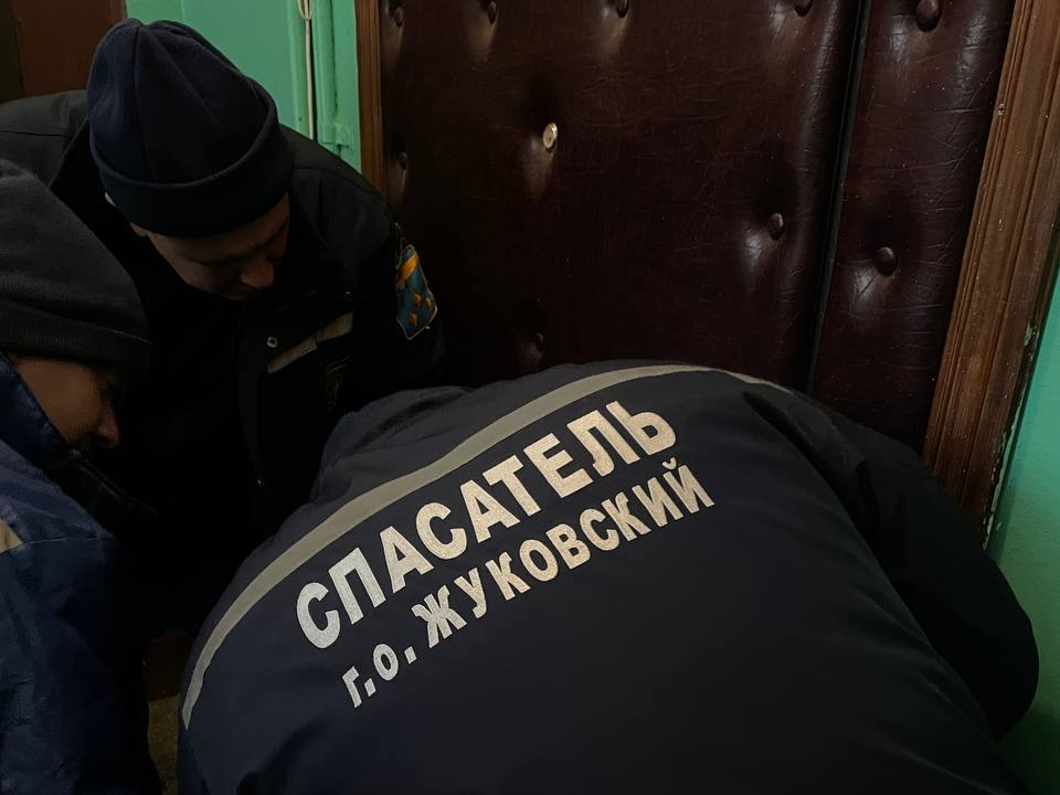 Жуковские спасатели проникли в закрытую квартиру для спасения пенсионерки с инсультом