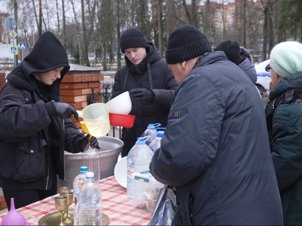 На Соборной площади во Власихе верующие могут набрать освященной воды