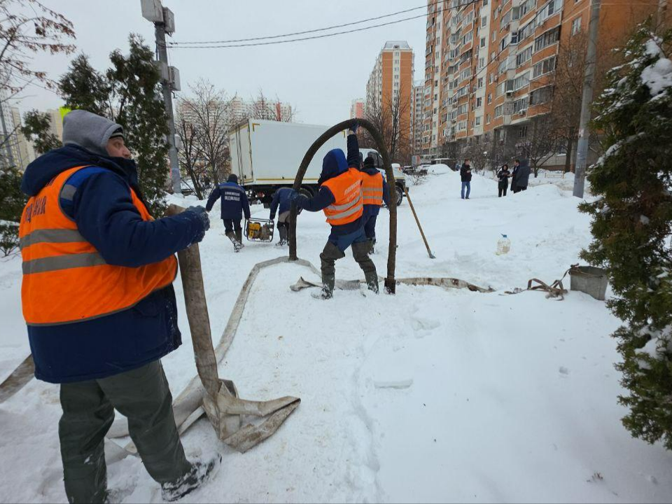 Специалисты устраняют последствия прорыва водопровода на улице Марии Рубцовой