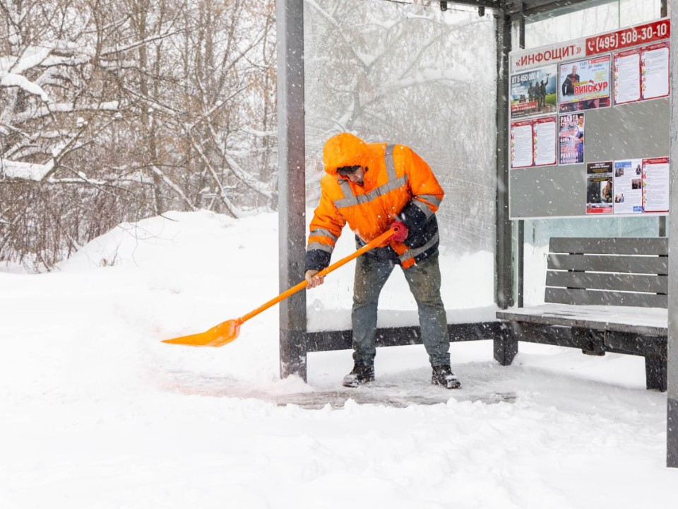 Более 50 единиц техники и 200 дворников убирают снег в Лобне