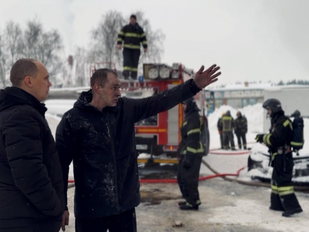 Пожар в автосервисе в Раменском: сгорели пять машин, один человек эвакуирован