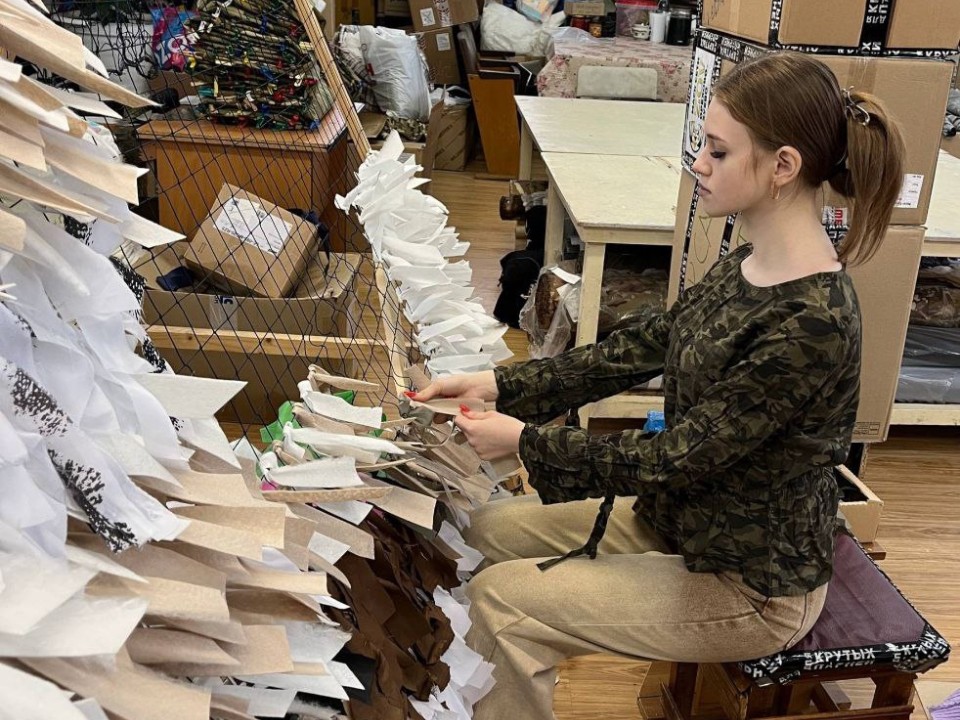 Работа, которая важна: студенты Орехово-Зуева делают маскировочные сети в рамках акции взаимопомощи