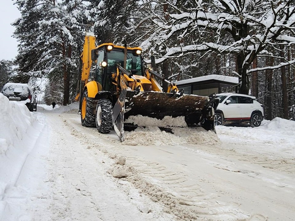 Парковку у «Трех остановок» в Протвине освободили от снежных завалов