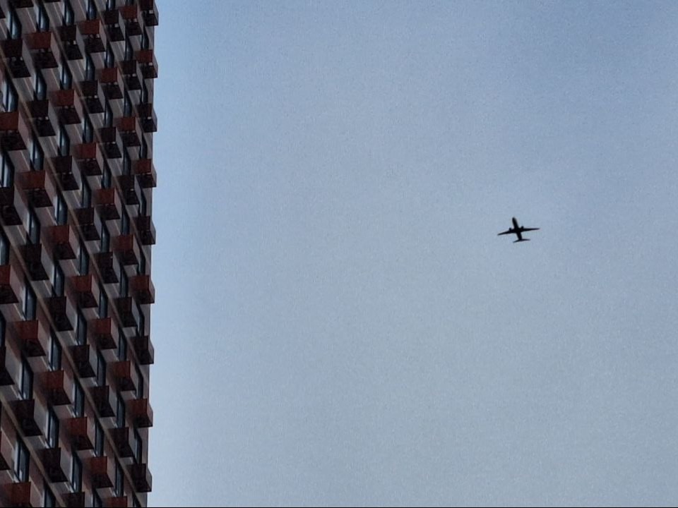 Мощный снегопад привел к массовым задержкам и перенаправлениям авиарейсов