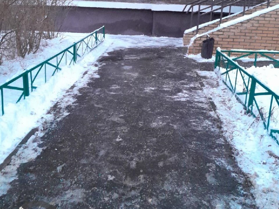 В поселке Аничково коммунальщики очистили тротуары от снега возле подъездов