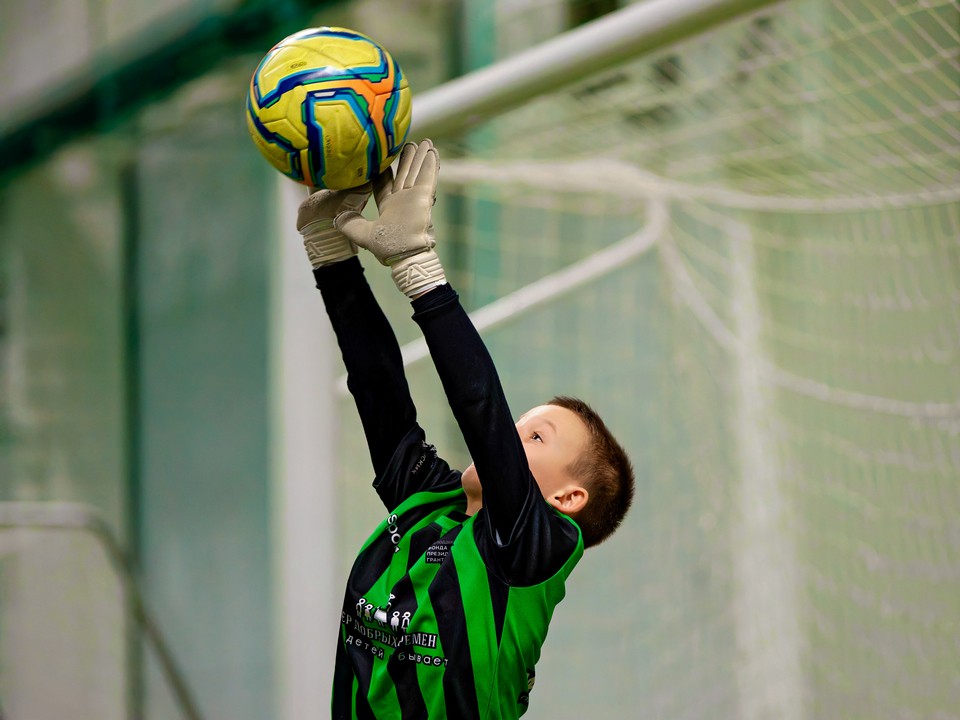 Спортсмены в Луховицах продолжают выяснять, кто из них лучше играет в футзал