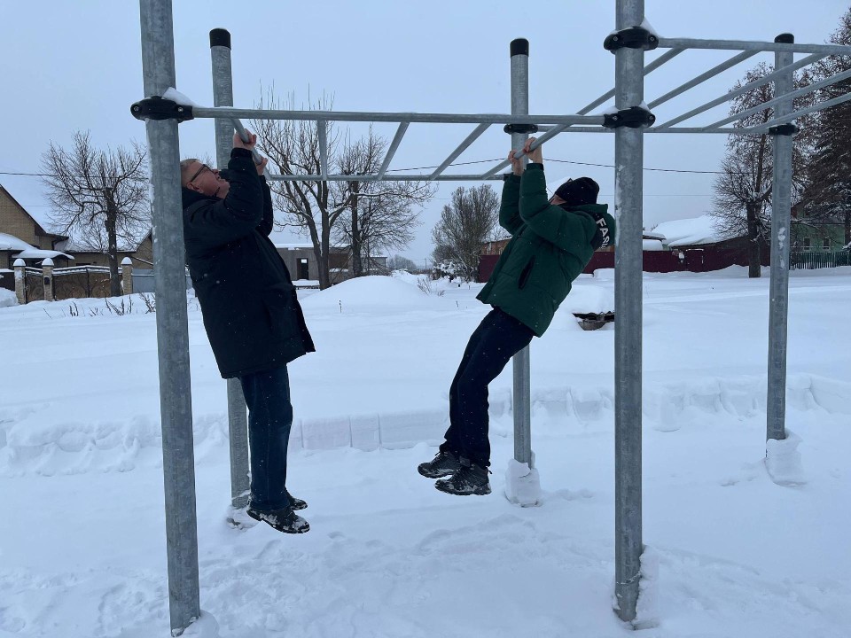 Депутат против гаджетов: Александр Наумов открыл в селе Мещерино спортплощадку для живого общения детей