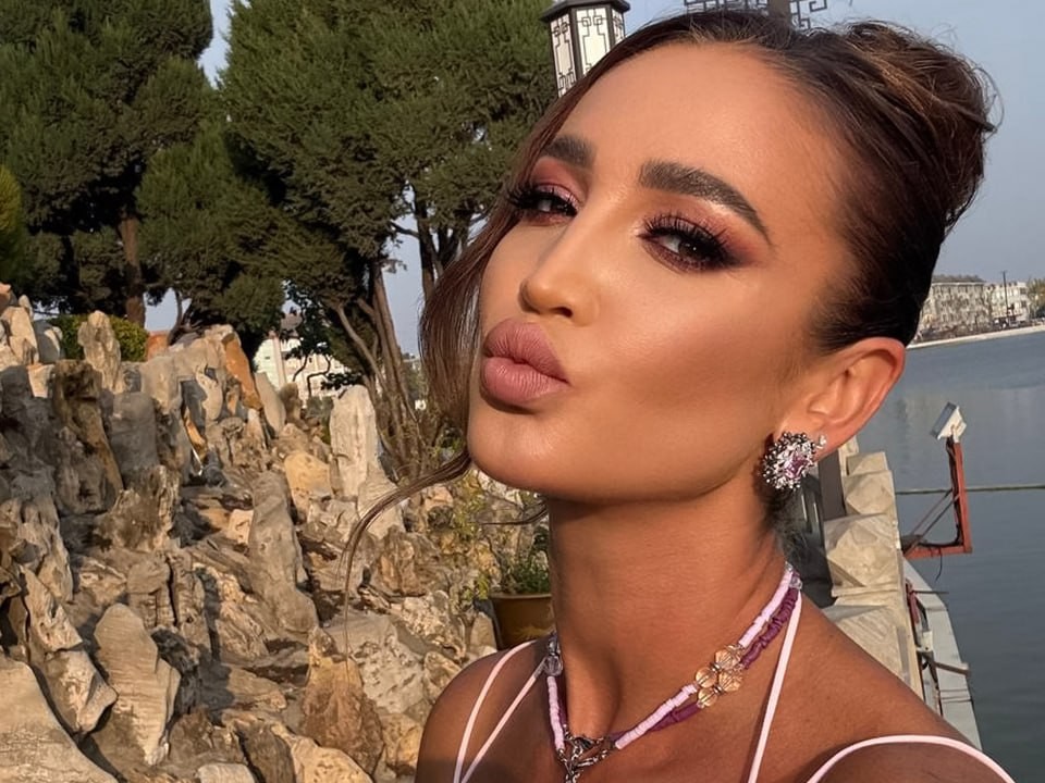 «Обожгла палец, но запомнила желание»: новогодний ритуал Ольги Бузовой завершился травмой