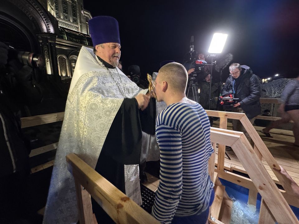 У них более важная миссия: почему священники не окунаются в купели на Крещение