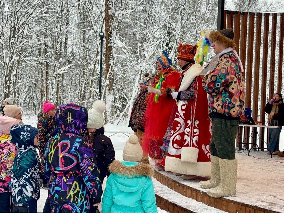 Цирк, угощения и катания на собачьих упряжках: в парке «Соколиная Гора» отметили Рождество