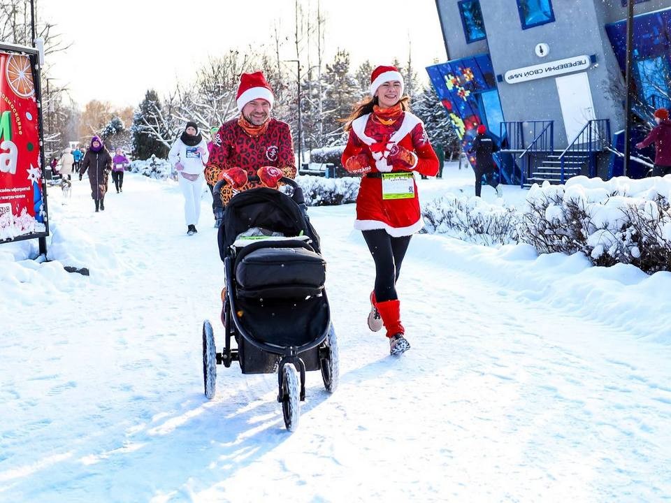 Десятки мытищинцев встретили утро нового года на пробежке в парке