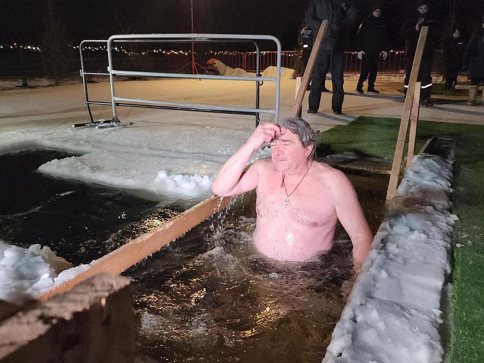 «Водичка что надо»: пономарь Троицкого храма первым окунулся в Клязьминское водохранилище