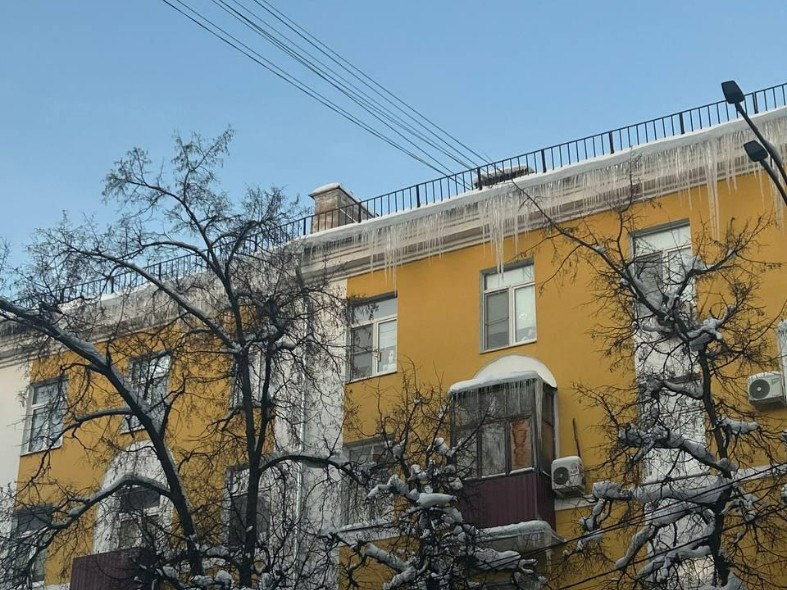 Сосулькам объявили вендетту: куда жителям Подмосковья сообщать о наледи и снеге на крышах