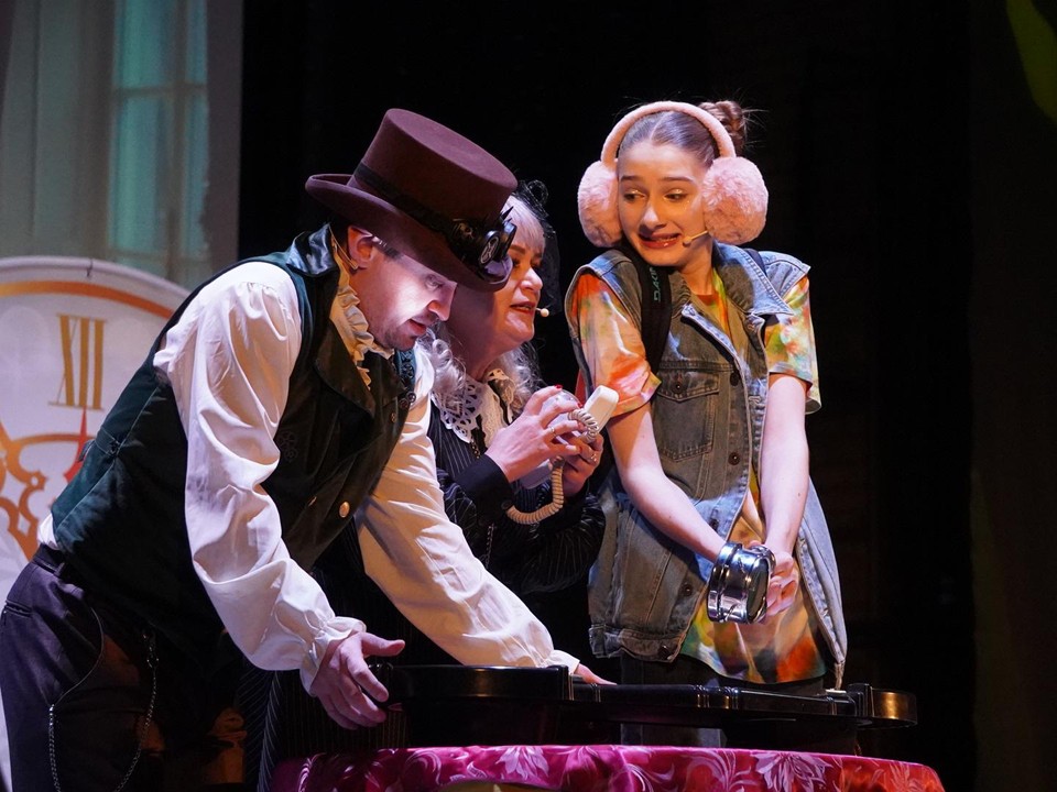 Спектакль «Похитители времени» оставил зрителей без секунды скуки