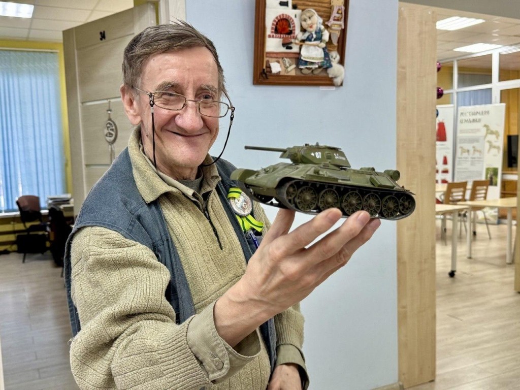 Шесть десятилетий «Левша» из Сергиева Посада делает миниатюрные танки, самолеты и дома