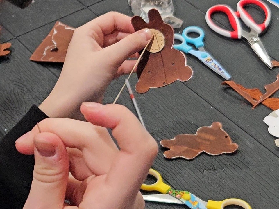 Мишка на память: жителей Жуковского научили изготавливать брелоки из кожи