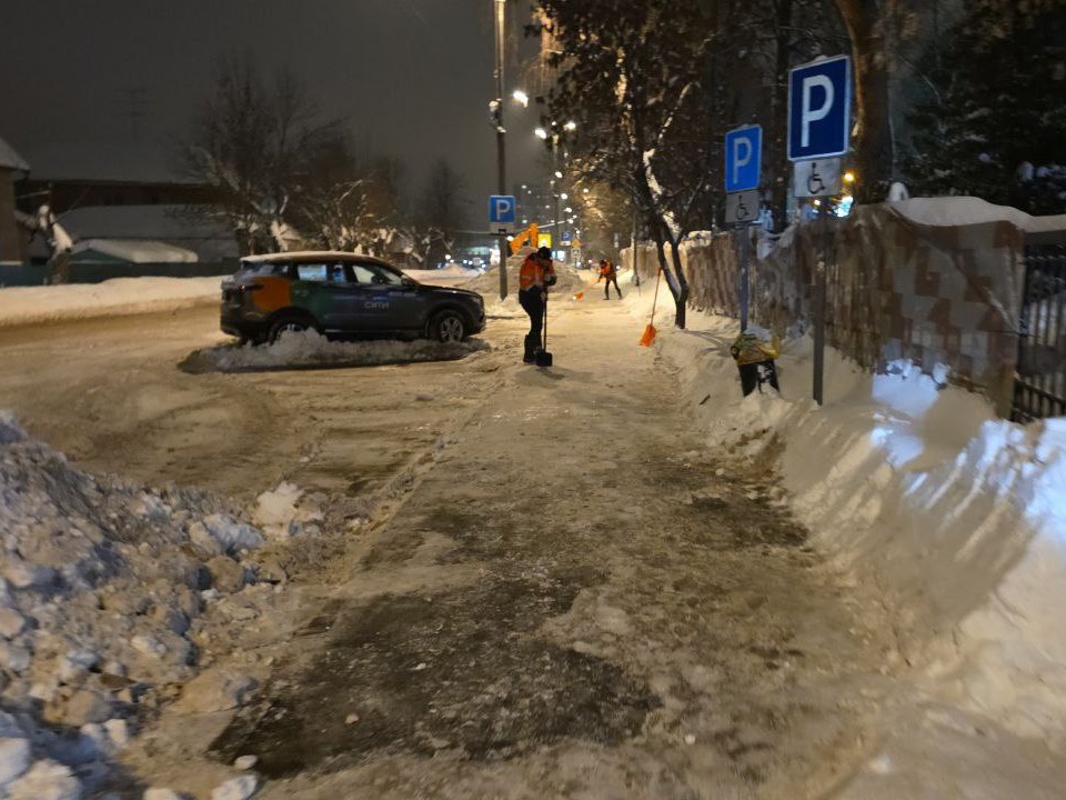 Тротуар возле взрослой поликлиники очистили в Пушкино от снега