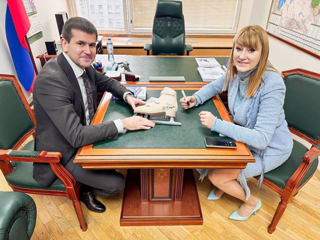 Коньки с автографами Третьяка и Журовой подарили шатурским детям