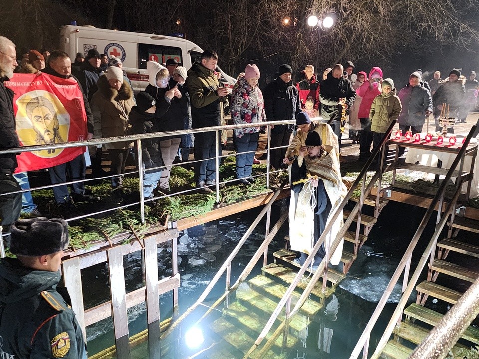 Врач-терапевт предупредил, кому нельзя окунаться в прорубь на Крещение