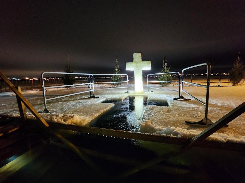 Ледяные скульптуры, костер и чай : как организовали купания в проруби на Клязьминском водохранилище