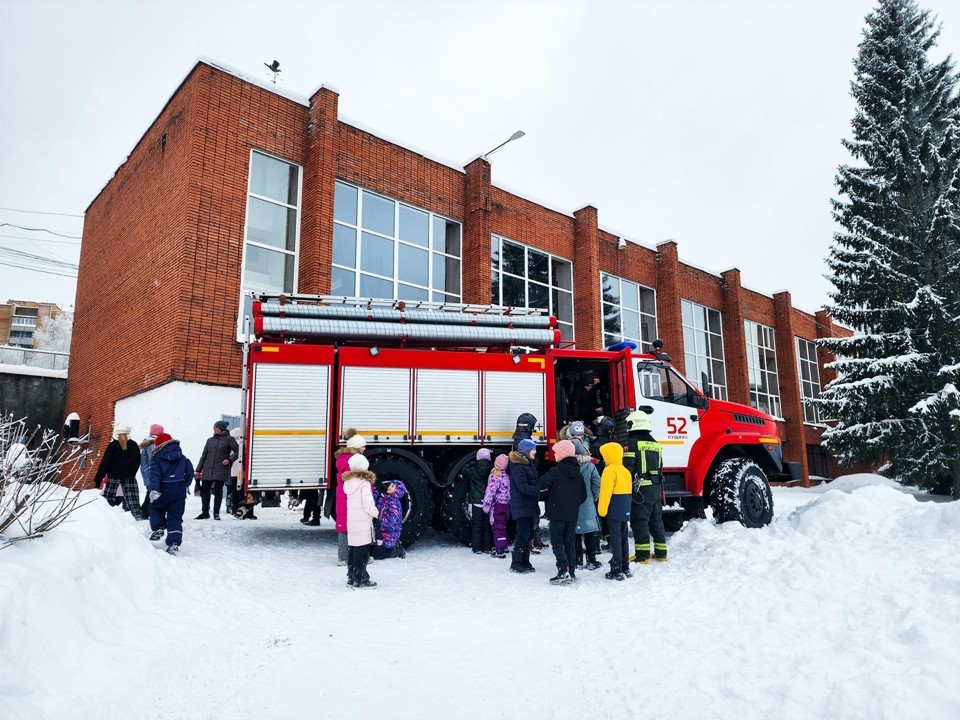 Спасатели научили пущинских гимназистов, как помочь товарищу, попавшему в полынью