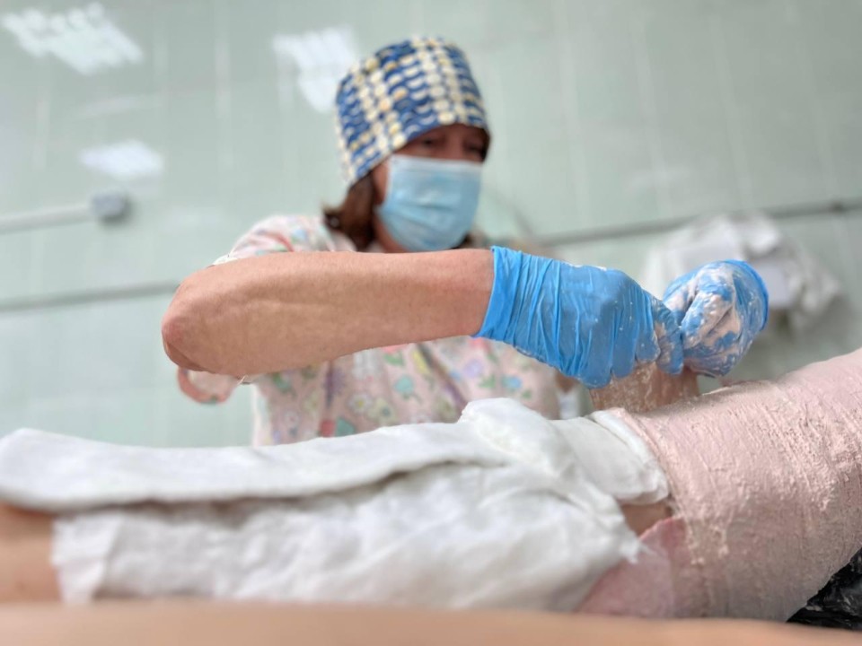 Запрещенный прием: чего нельзя делать при подозрении на перелом и как правильно оказать первую помощь пострадавшему