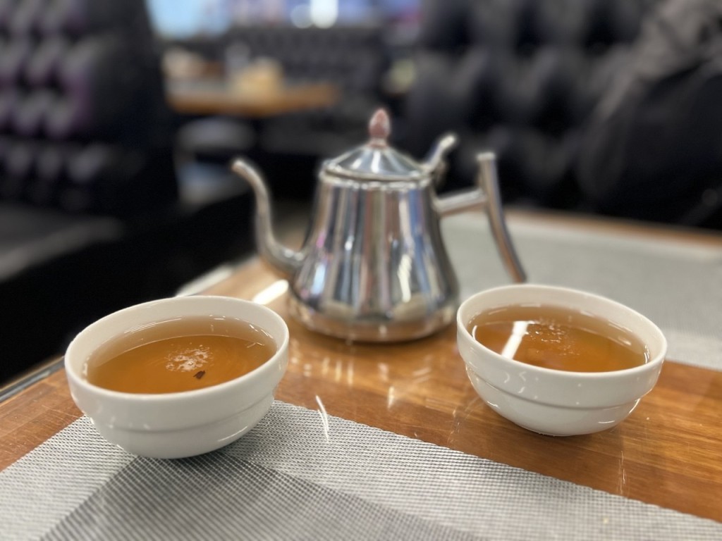 Вместо таблетки — чашка чая: травник назвал сборы для бодрости, сна и борьбы с простудой