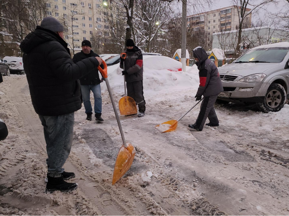 Жители Красногорска помогают коммунальщикам освобождать дворы от снега