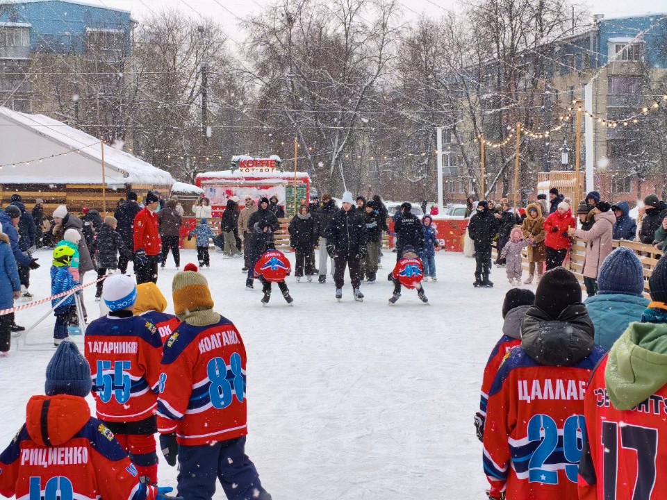 Искра на коньках: молодежь Видного осваивает хоккей под наставничество профи