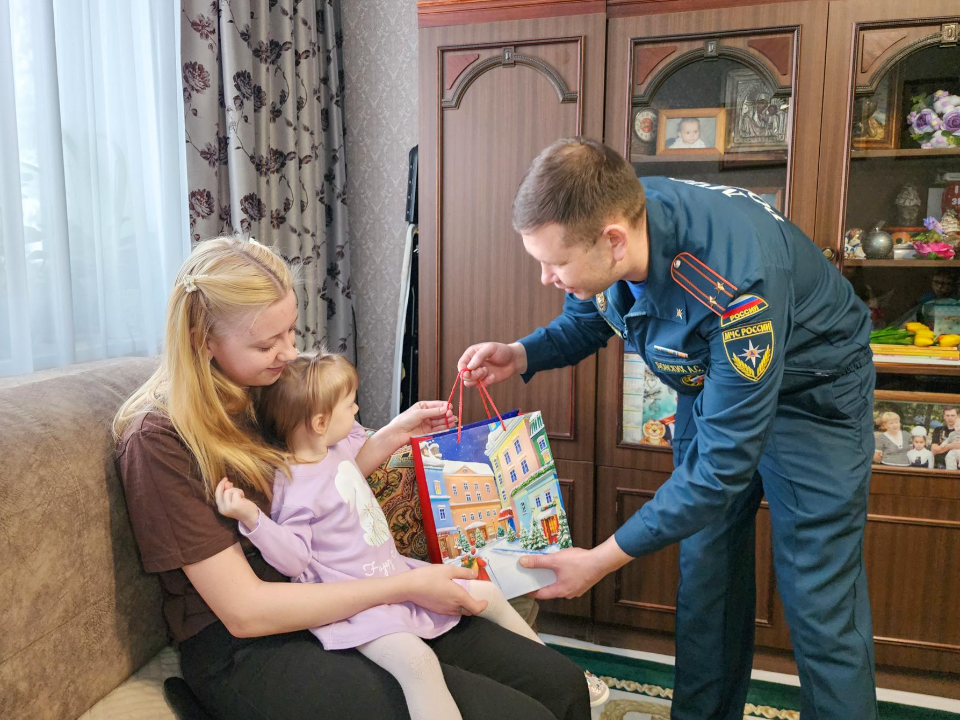 В Подольске сотрудники МЧС подарили многодетной семье сладкие гостинцы и пожарные извещатели
