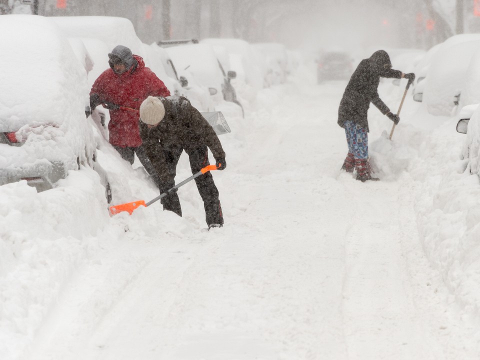 Как правильно откапывать автомобиль из-под снега: пошаговая инструкция от МЧС
