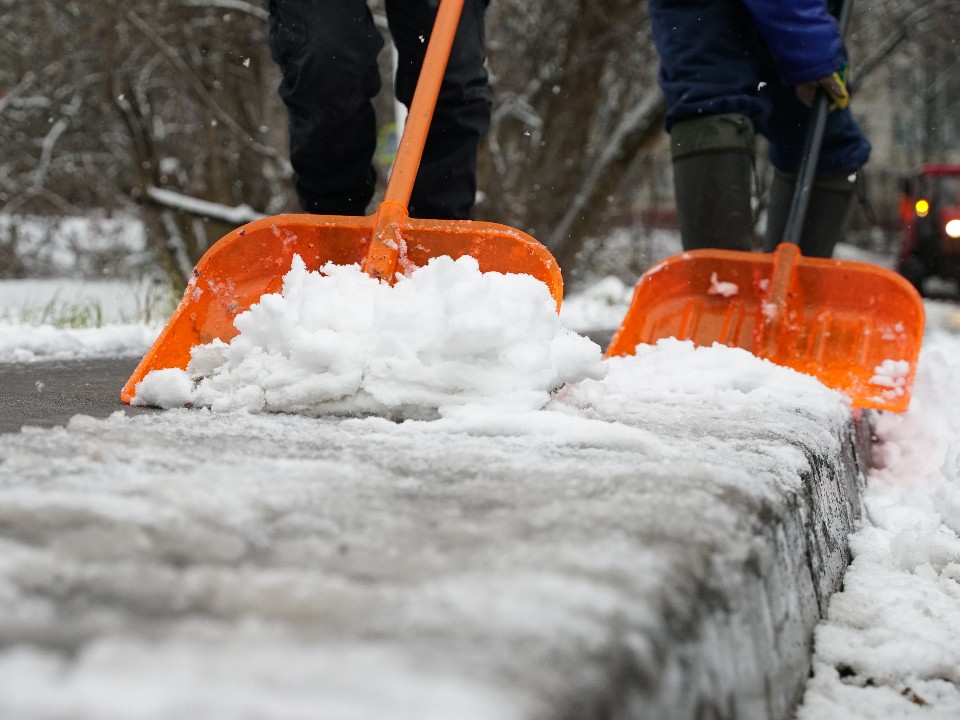 Волонтеры и жители Подольска помогают коммунальщикам расчищать улицы от снега