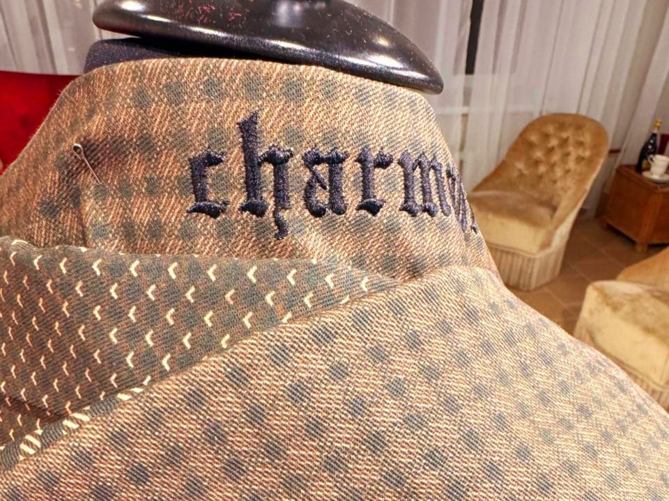 С версальским шиком: уникальную французскую вышивку изучают в Озерах