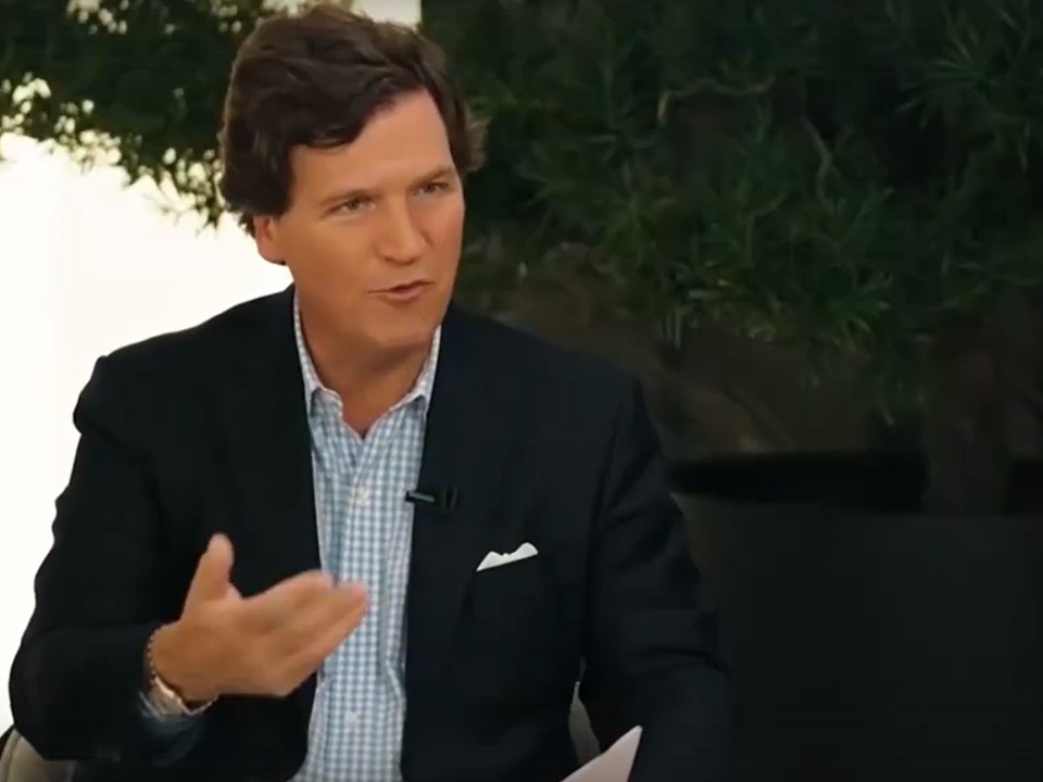 Такер Карлсон взял интервью о робототехнике у педагога из Ступина