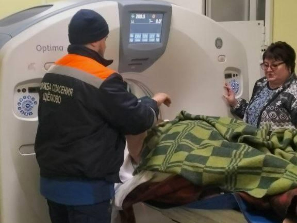 Габаритам вопреки: аварийно-спасательный отряд помог доставить в больницу пациента весом 150 кг