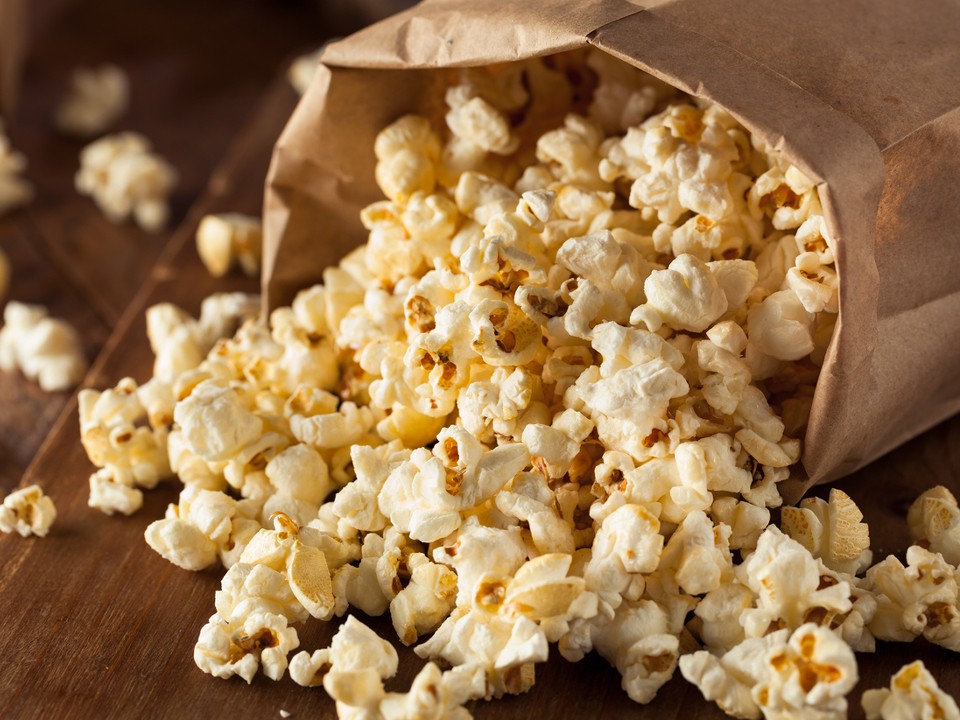 Соленый, карамельный или с паприкой: нутрициолог сказал, как дома приготовить попкорн