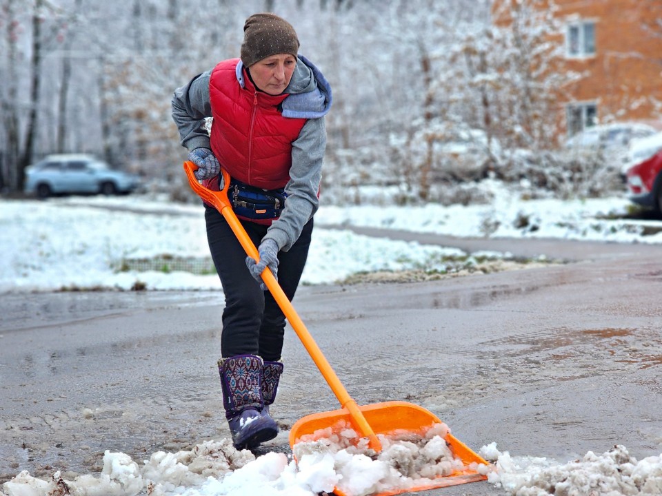 Как правильно чистить снег: врачи предупреждают об опасности для здоровья