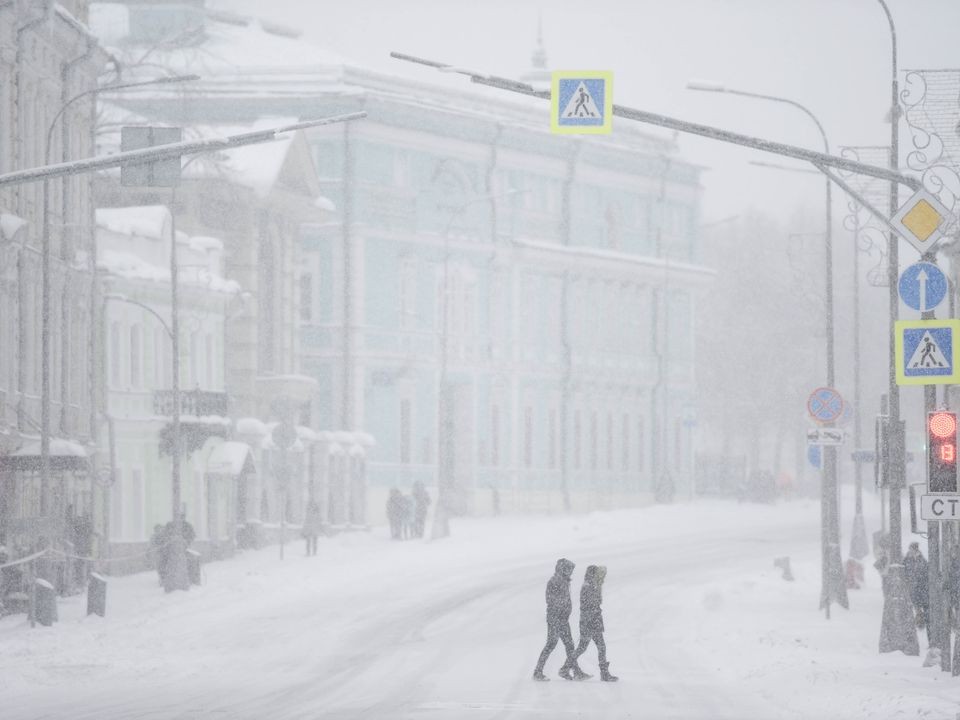 Отчаянного курьера на электровелосипеде заметили во время снегопада в Москве